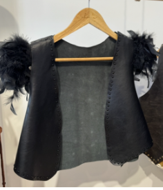 Chaleco Texas con aplique de plumas